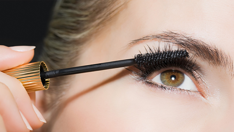 apply mascara to real lashes