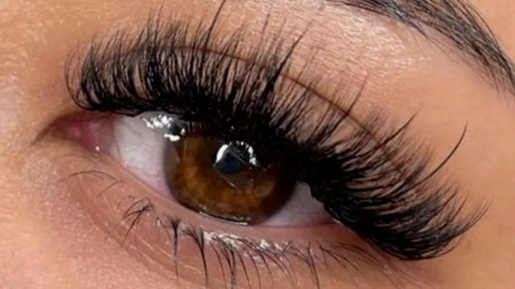 hybrid lash extension look