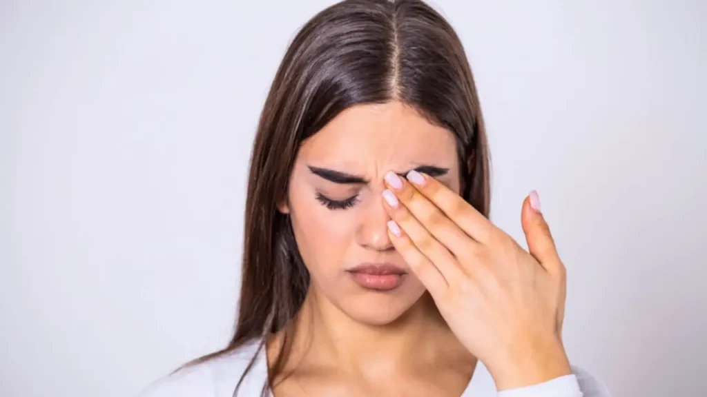 eyelids itchy after lash extensions