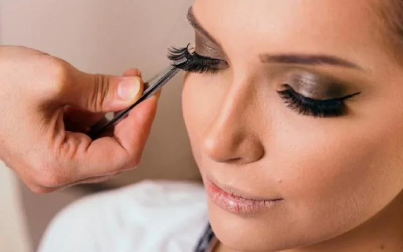 how to put on strip eyelashes