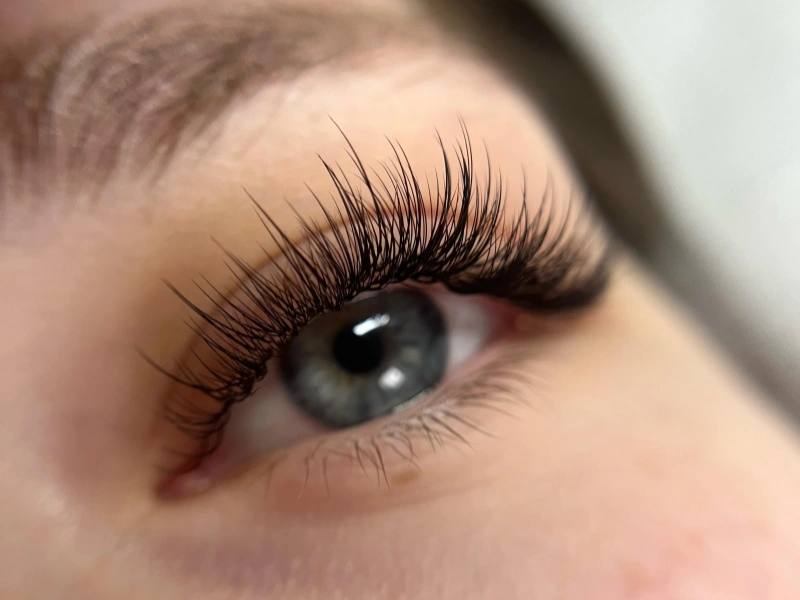 wispy hybrid eyelash extensions