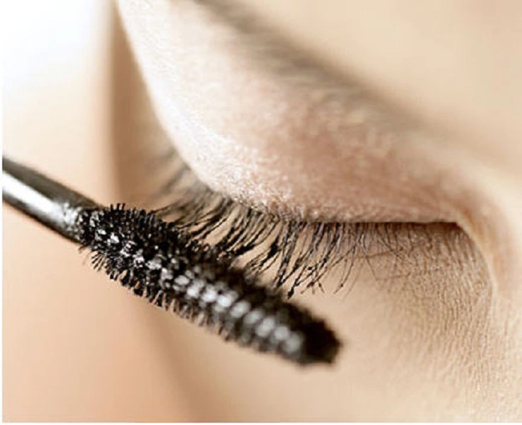 Spider Lashes Apply Face Powder Before Adding Mascara