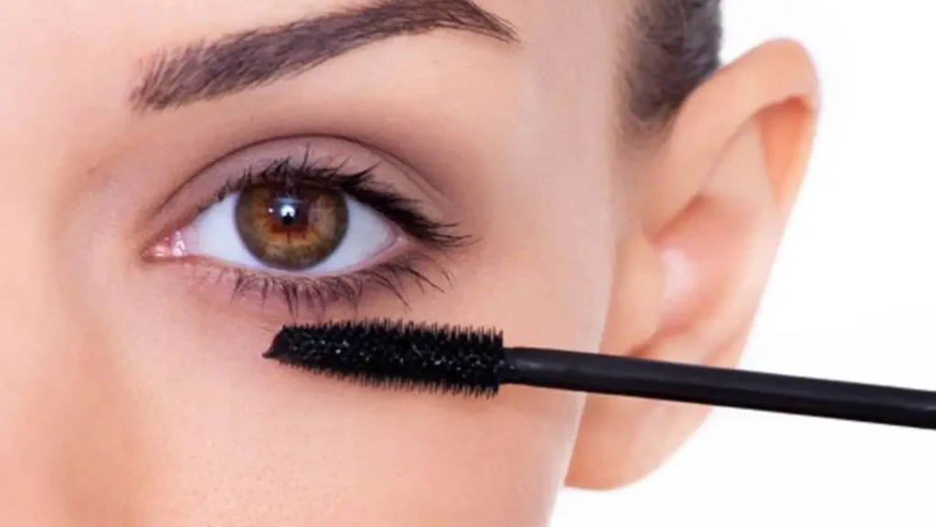 can you wear mascara on bottom lashes with eyelash extensions