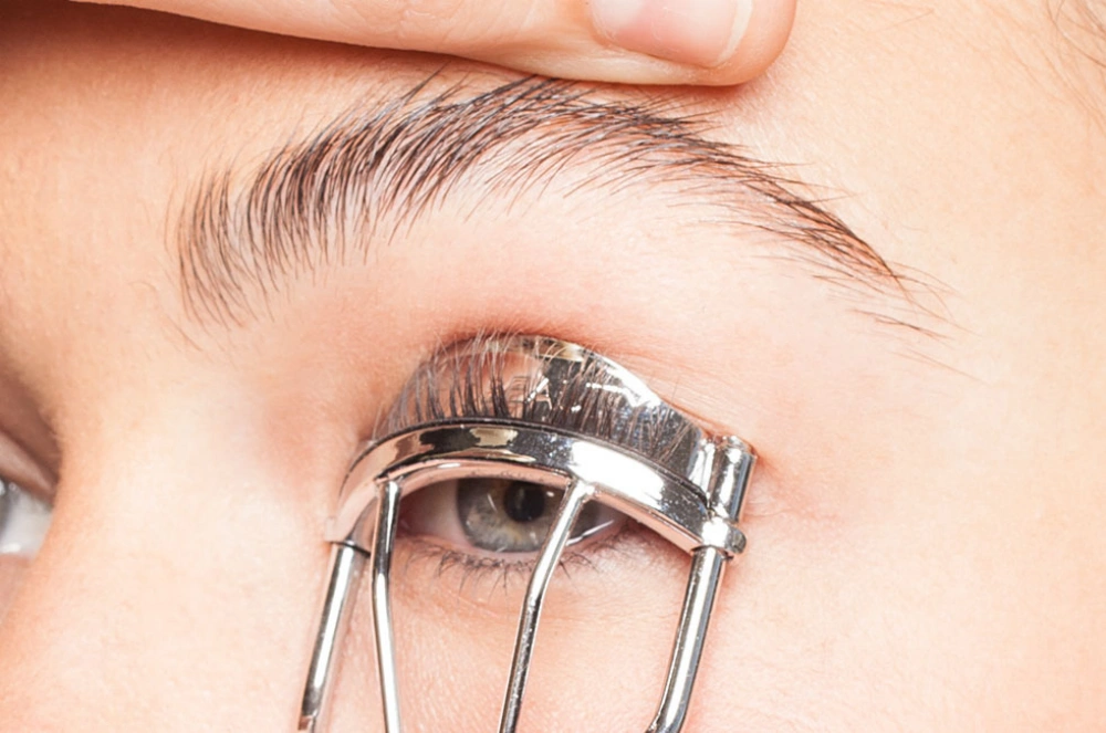 how to curl your eyelashes