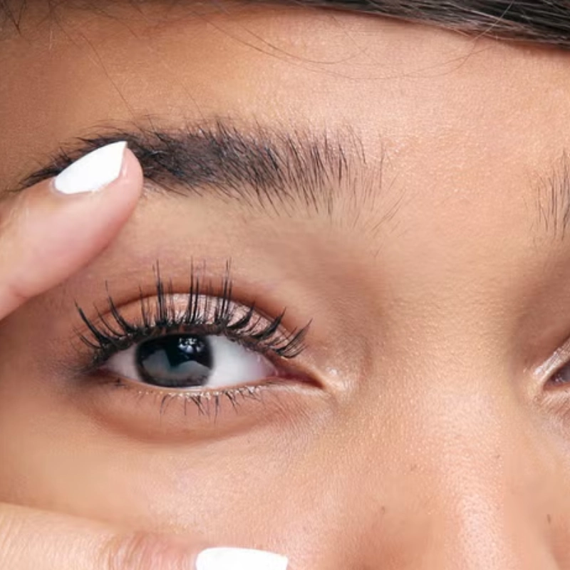 wear magnetic eyelashes with contacts