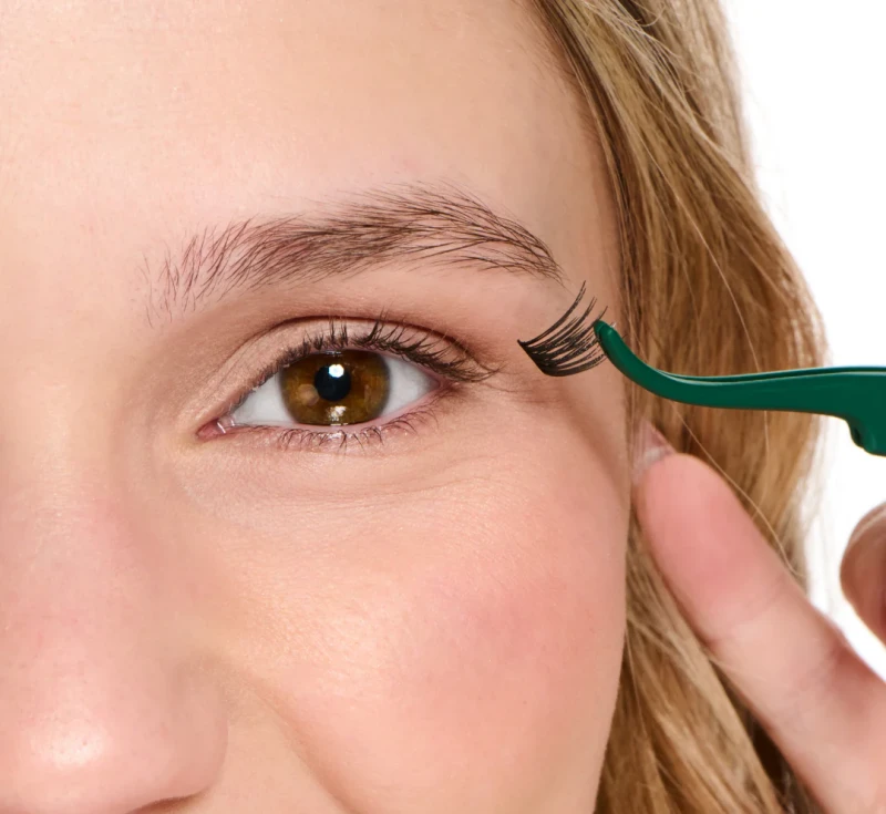 how diy eyelash extensions are applied
