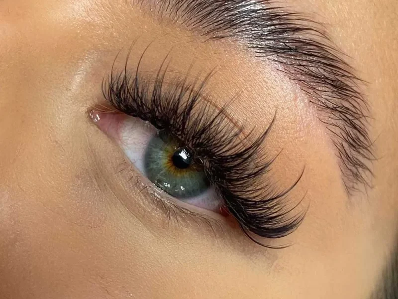 wispy dramatic lash extensions